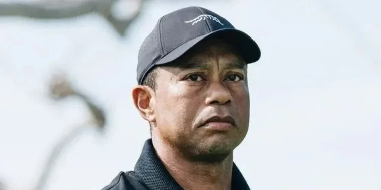Tiger Woods assiste à estreia histórica da nova liga de golfe