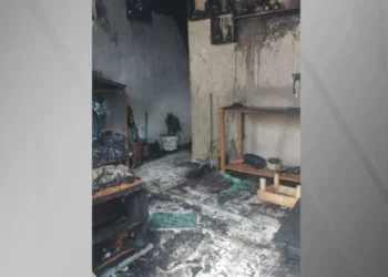 Casa incendiada em Jaboatão dos Guararapes, na região metropolitana do Recife • Divulgação