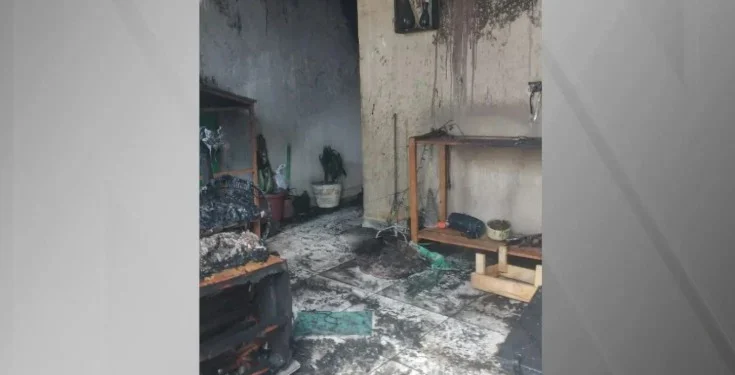 Casal incendeia casa de vizinhos após briga por causa de gato; mulher morreu