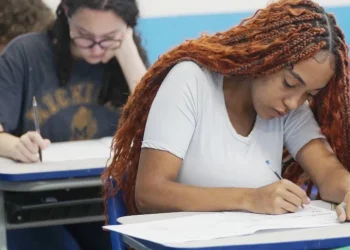 Os estudantes devem prestar atenção na crase, vírgula e concordância, entre outros • Rogéro Cassimiro/Educação SP