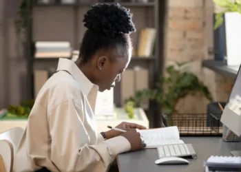 Plataforma oferece atividade gratuita para profissionais que desejam aprimorar as habilidades no idioma • Feepik