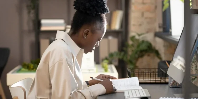 Plataforma oferece atividade gratuita para profissionais que desejam aprimorar as habilidades no idioma • Feepik