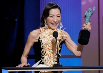 Michelle Yeoh ganhou o Prêmio do Sindicato dos Atores por "Tudo em Todo o Lugar ao Mesmo Tempo" • Photo by Kevin Winter/Getty Images