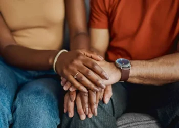 O luto perinatal ocorre quando há a perda de um bebê durante a gestação ou logo após o nascimento • Delmaine Donson/GettyImages