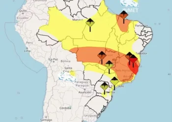Grande parte do Brasil tem avisos para muita chuva nas próximas horas — Foto: Inmet