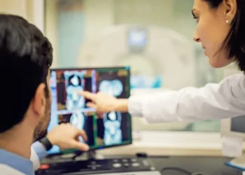 Ferramenta de IA pode ajudar radiologistas a detectarem câncer de mama • praetorianphoto/Getty Images