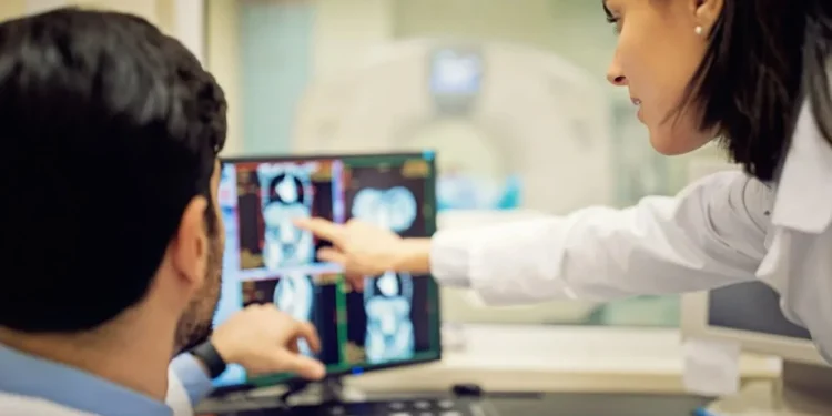 Ferramenta de IA pode ajudar radiologistas a detectarem câncer de mama • praetorianphoto/Getty Images