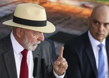 Presidente Lula e o ministro Alexandre de Moraes, do STF, no evento em memória dos dois anos do 8 de janeiro • 8/1/2025 - Marcelo Camargo/Agência Brasil