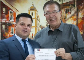 Silvinei Vasques ao lado do prefeito de São José (SC), Orvino Coelho (PSD) • Prefeitura de São José/Reprodução