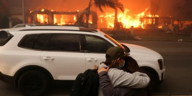Diversas celebridades foram afetadas pelos incêndios florestais devastadores na área de Los Angeles • REUTERS/David Swanson
