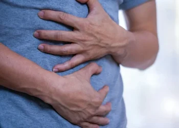 O norovírus causa sintomas como diarreia, dor abdominal, náuseas e vômitos • manusapon kasosod/GettyImages