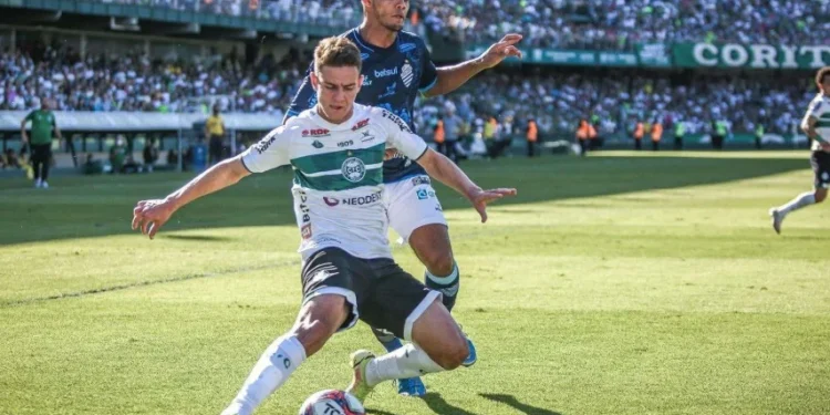 Cuca pede, e Atlético-MG encaminha acerto com lateral que jogou a Série B