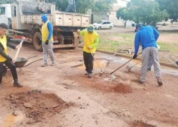 Zeladoria executa serviço de tapa-buracos na Quadra 806 Sul