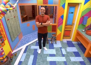 O banheiro do BBB 25 é multicolorido, com detalhes em crochê, que remete ao realismo fantástico das novelas • Reprodução/TV Globo