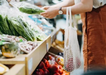 Os preços do grupo Alimentação e Bebidas foi responsável por mais de um terço da alta no IPCA de 2024 • d3sign/Getty Images