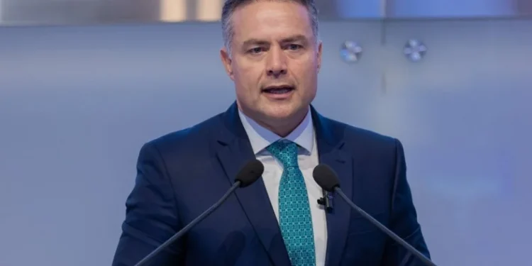 Ministro de Lula diz estar “indignado” com posse de Maduro