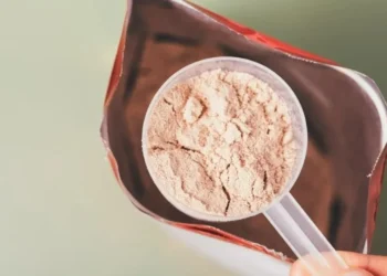 Proteínas em pó sabor chocolate continham alguns dos níveis mais altos de chumbo e cádmio, de acordo com uma investigação do Clean Label Project • Imagem: Shutterstock/progressman