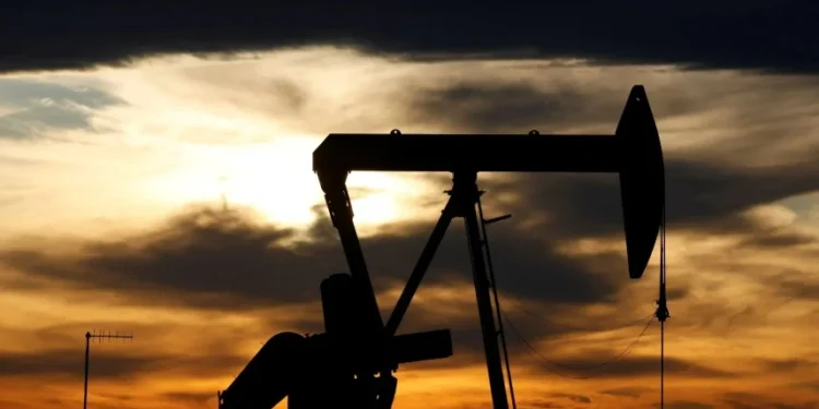 Petróleo sobe mais de 4% por preocupação com mais sanções à Rússia