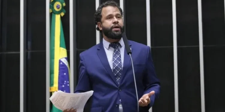 Quem é Pastor Henrique Vieira, que concorre à presidência da Câmara