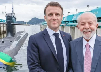 Lula (d) teve uma conversa de 30 minutos com Macron (e), segundo o Planalto • 27.03.2024 - Ricardo Stuckert / PR