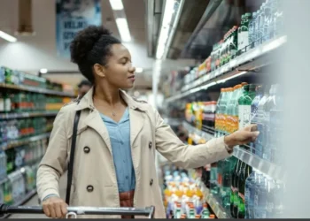 Algumas opções industrializadas contêm ingredientes naturais e são pouco processadas • PixelsEffect/GettyImages