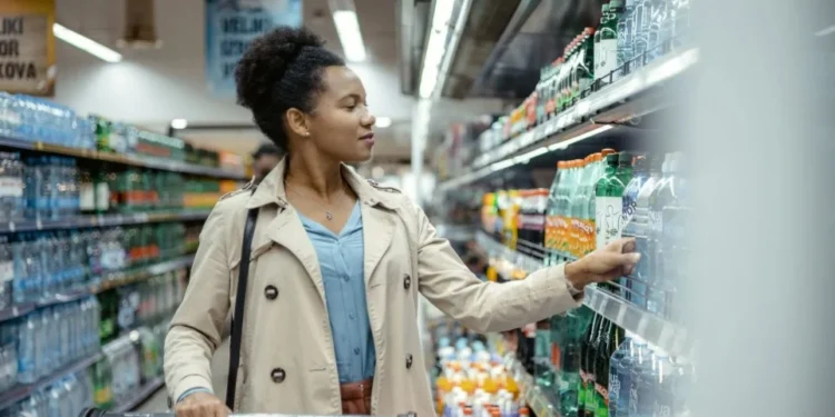Algumas opções industrializadas contêm ingredientes naturais e são pouco processadas • PixelsEffect/GettyImages