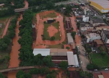 Imagem aérea mostra areas alagadas em Ipatinga (MG). • Reprodução/ @tmjaum