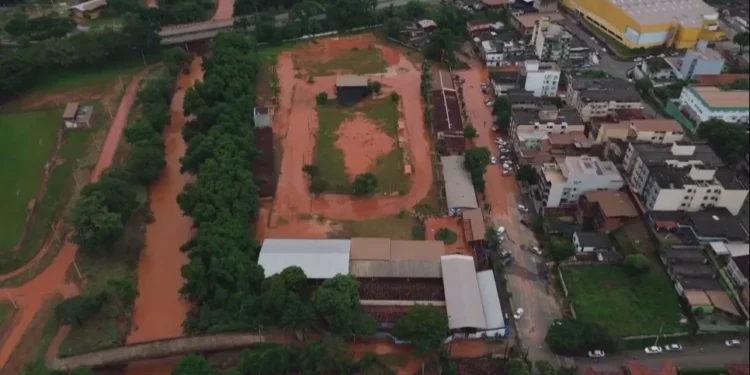 Imagem aérea mostra areas alagadas em Ipatinga (MG). • Reprodução/ @tmjaum