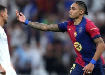 Raphinha celebra um de seus gols na goleada do Barcelona sobre o Real Madrid na final da Supercopa da Espanha • Yasser Bakhsh/Getty Images