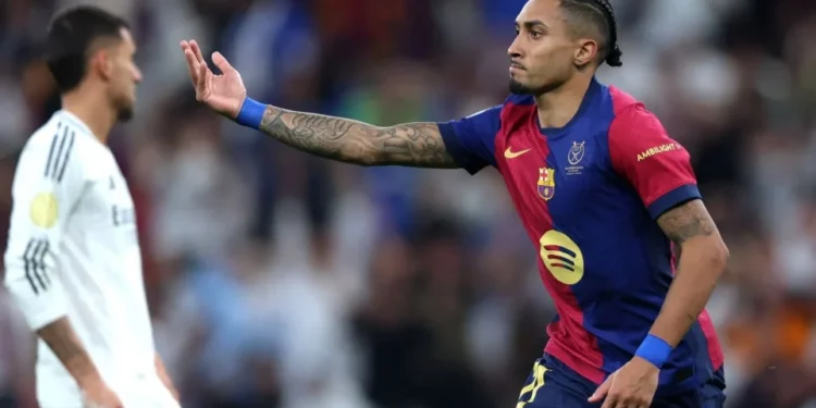 Raphinha celebra um de seus gols na goleada do Barcelona sobre o Real Madrid na final da Supercopa da Espanha • Yasser Bakhsh/Getty Images