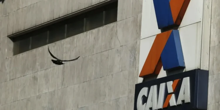 Agência da Caixa Econômica Federal no Rio de Janeiro • Pilar Olivares/Reuters