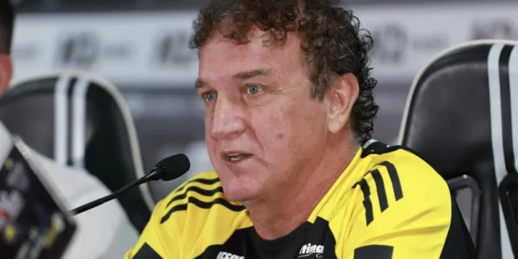 Apresentado no Atlético-MG, Cuca se diz “perplexo” com mercado da bola