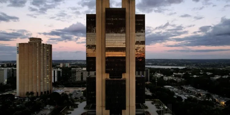 Empresas veem PIB crescendo 3% em 2024, diz pesquisa Firmus do BC