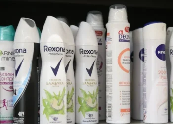 Desodorantes em prateleira de farmácia • Maksim Konstantinov/SOPA Images/LightRocket via Getty Images