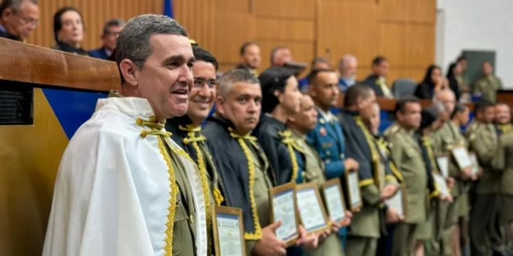 Polícia Militar Promove Outorga de Títulos Stricto Sensu e Apresenta Novos Conselheiros em Solenidade Oficial