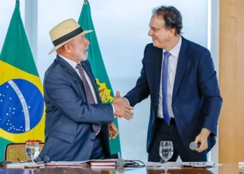 Governo vai lançar Pé-de-Meia para universitários nesta terça (14)