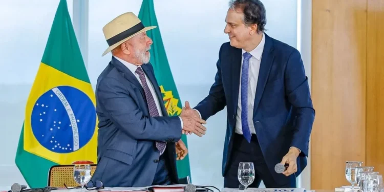 Governo vai lançar Pé-de-Meia para universitários nesta terça (14)