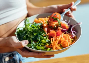 A crononutrição estuda a relação entre alimentação e ritmo circadiano • Nensuria/Getty Images