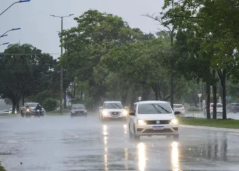 Avenida de Palmas durante chuva — Foto: Lia Mara/Secom