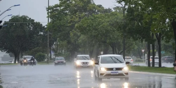 Semana começa com tempo fechado e dois alertas de chuvas intensas; veja a previsão