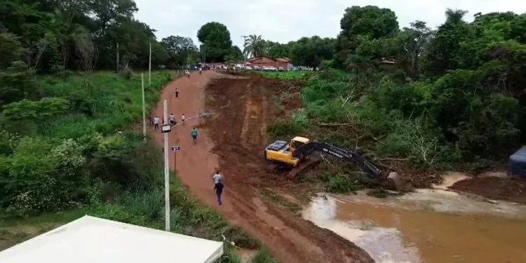 Acessos para balsas começam a ser construídos mais de 20 dias após queda de ponte; funcionamento segue sem prazo
