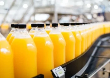 Frutose é um açúcar encontrado naturalmente nas frutas, mas tem sido adicionado em produtos como refrigerantes, sucos, cereais matinais, bolos, achocolatados, sorvetes, entre outros itens industrializados • Group4 Studio/GettyImages