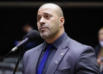 Moraes avalia multar defesa de Daniel Silveira por excesso de pedidos