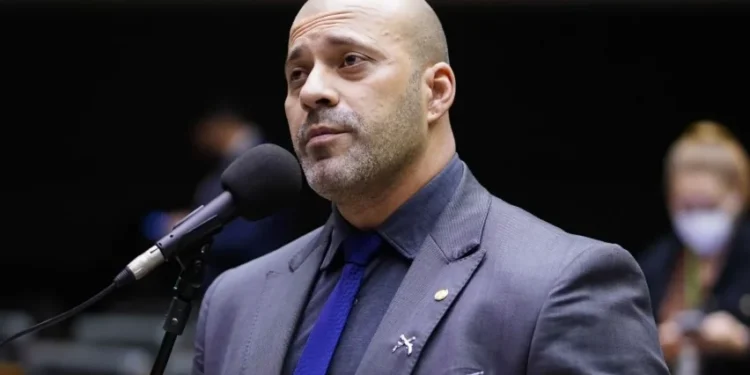 Moraes avalia multar defesa de Daniel Silveira por excesso de pedidos