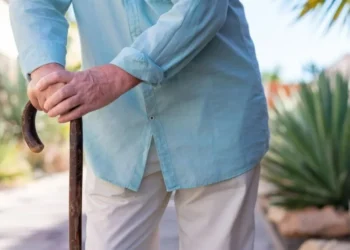 As quedas são a segunda causa de morte relacionada a ferimentos entre adultos com 65 anos ou mais. A recomendação é que pessoas idosas realizem rotineiramente testes de equilíbrio e mobilidade • lucigerma/GettyImages