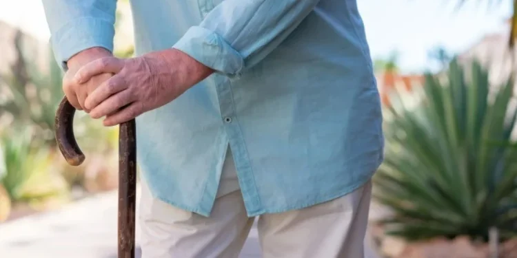 Teste simples é capaz de prever risco de queda de idosos 6 meses antes