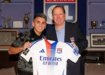 Almada ao lado de John Textor com a camisa do Lyon, seu novo clube • Lyubomir Domozetski