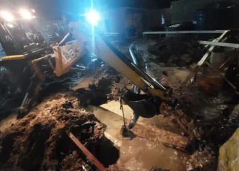 Adutora foi atingida durante obra no Recife; mais de 300 mil ficaram sem água • Divulgação/Compesa