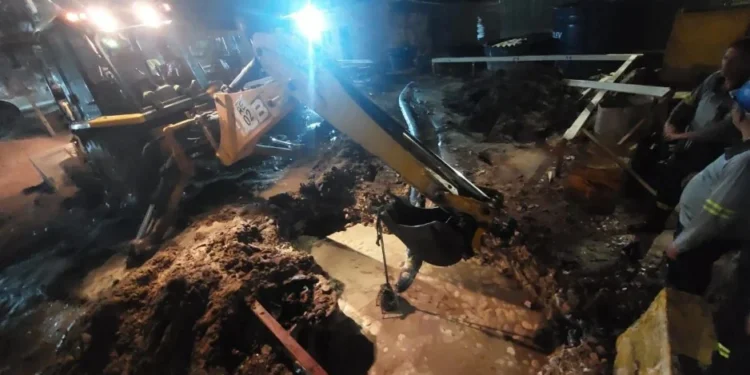 Obra atinge adutora e deixa 320 mil pessoas sem água no Recife