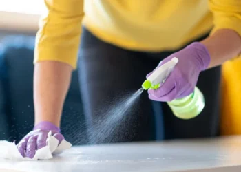 De acordo com especialista, o norovírus é resistente a maioria dos desinfectantes • Zoranm/GettyImages